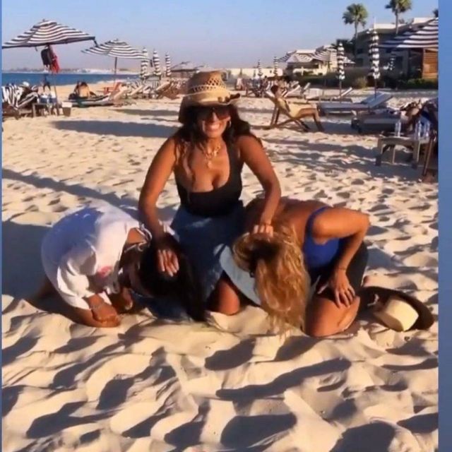 زينة تمازح شقيقتيها