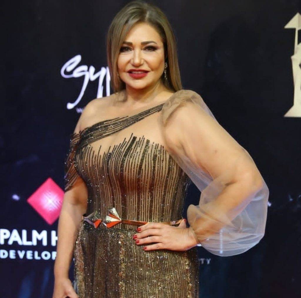بصورة من فيلم قديم.. ليلى علوي تسخر من الموجة الثانية لكورونا