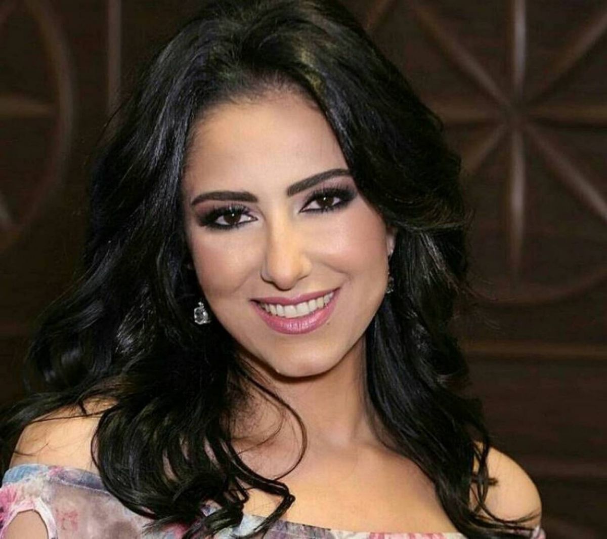 حنان مطاوع تُحدث ضجة بمشهد بكاء وسؤال للجمهور