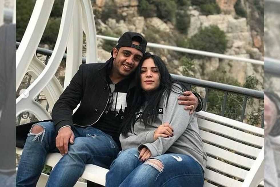 بالصور - ظهور حزين وبالأسود لزوجة أوس أوس بعد وفاة طفلها الرضيع