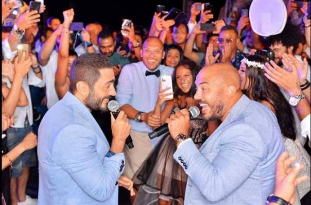 بالصور - تامر حسني ومحمود العسيلي يحييان زفاف صديقهما