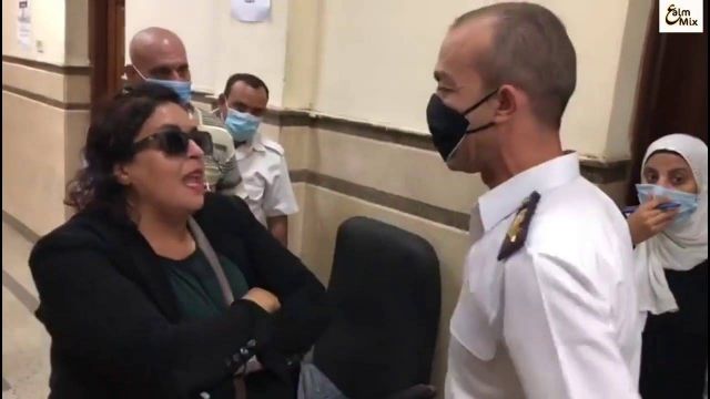 الموظفة بالنيابة الإدارية توجه السباب للضابط