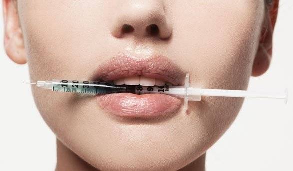 عارضة أزياء شهيرة تتلقّى حقنة بوتوكس في رقبتها لسبب غير متوقع