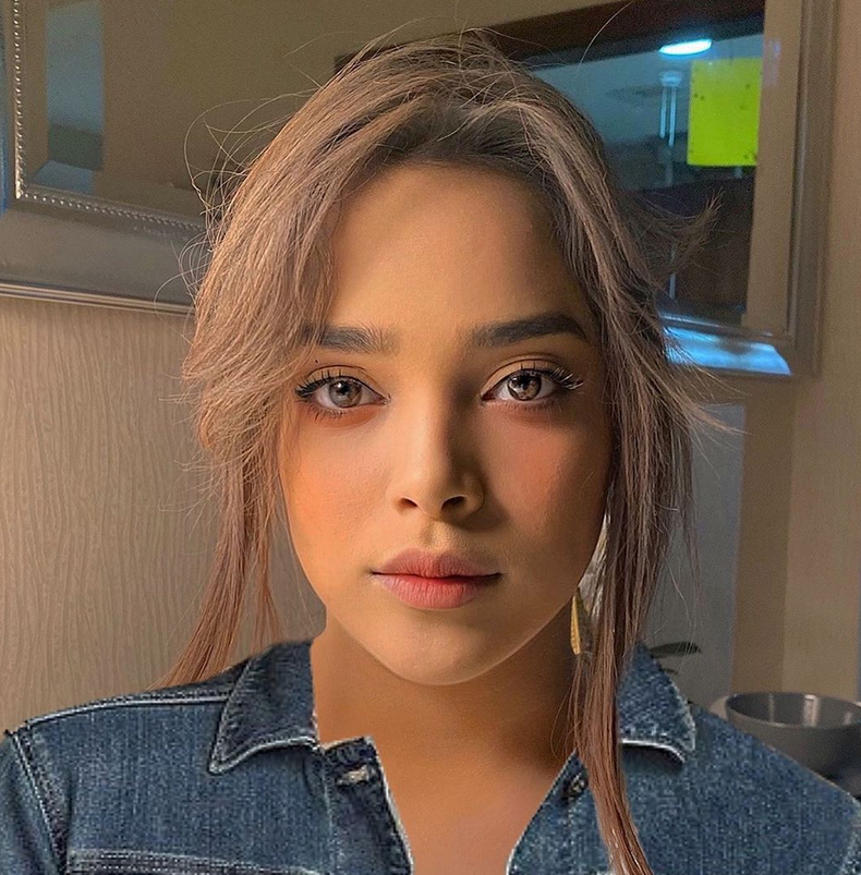 بالصورة -  شقيقة مشاعل الشحي الصغرى تثير الاهتمام بجمالها