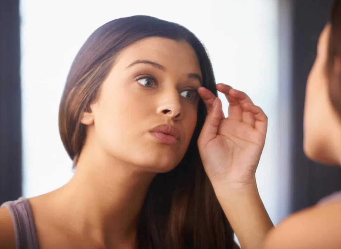 هل تعانين من تساقط شعر الرموش المستمر؟ استشيري طبيبك فوراً