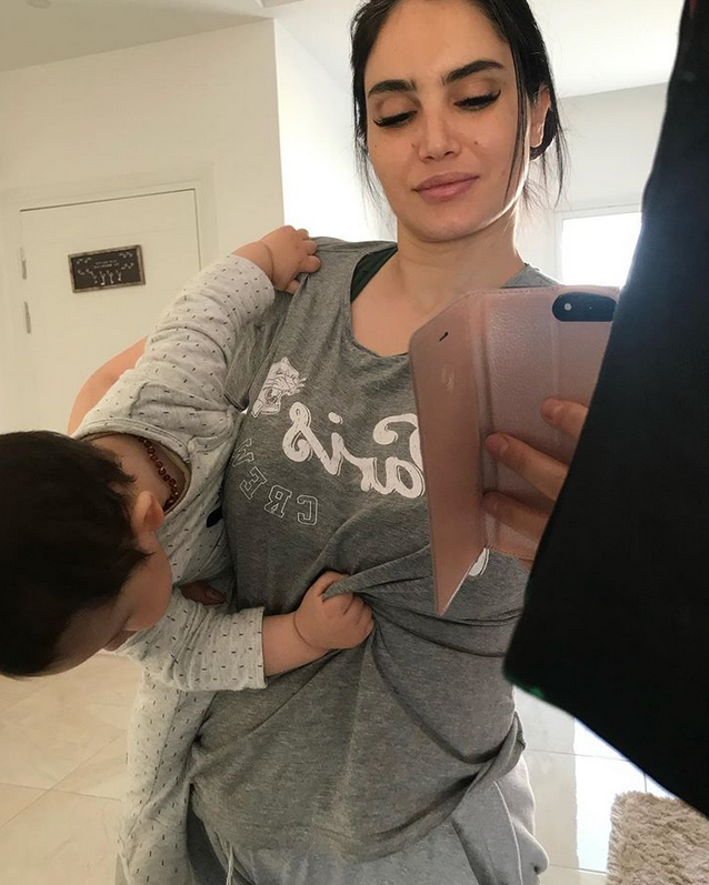 بالفيديو – قُبلة ابن قصي خولي لوالدته تسرق اهتمام الجمهور