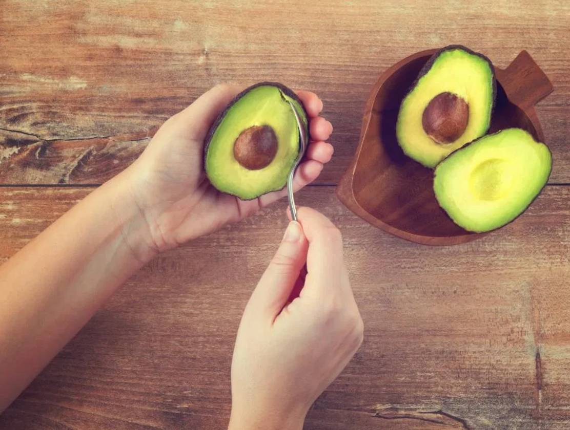 حيلة لا تعرفينها لإنضاج الأفوكادو بسرعة قياسية