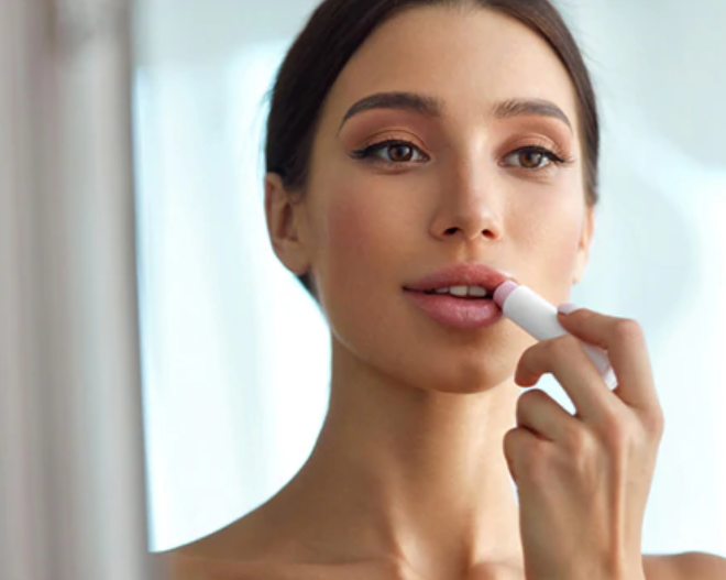 تعلّمي كيف تعتنين بالشفاه الرفيعة لتكبيرها بـ3 خطوات سهلة