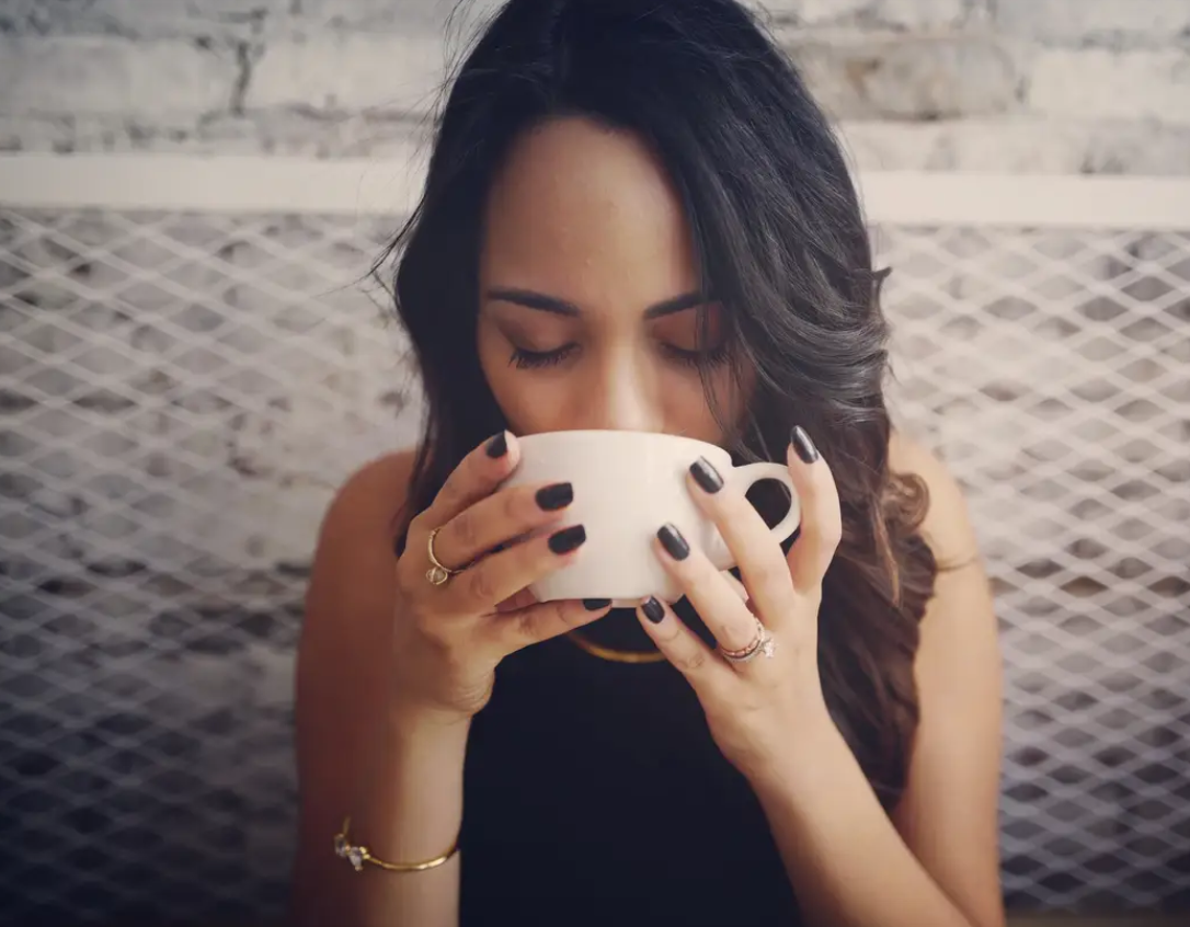 هذه المشروبات بعد الأكل تخلّصكم من النفخة المزعجة وآثار عُسر الهضم