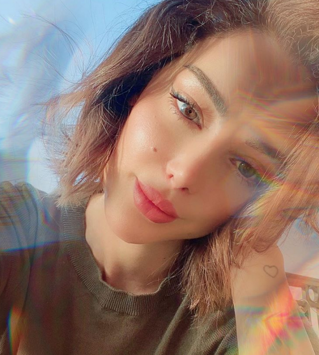 بسمة بوسيل تتحدّى نمطية الموضة... وهذا سعر حذائها ونظّاراتها