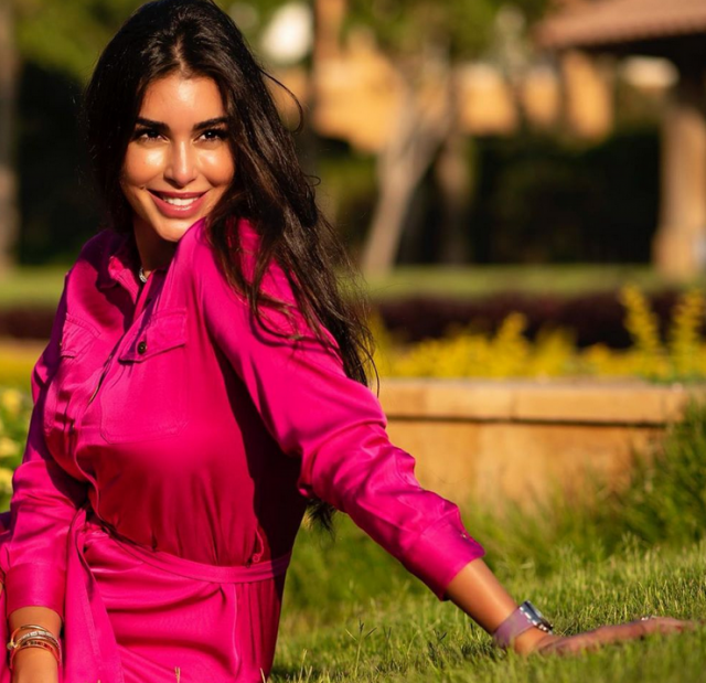 بالفيديو – رد فعل غريب من ياسمين صبري تجاه شيف يحضّر الطعام أمامها