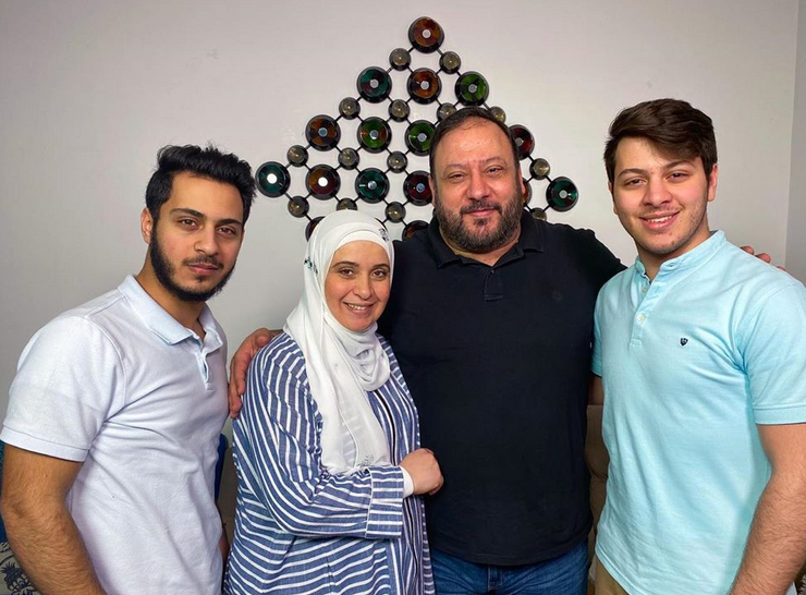 بالفيديو – أحد افرادها ينهار بالبكاء...  هل هاجرت عائلة 