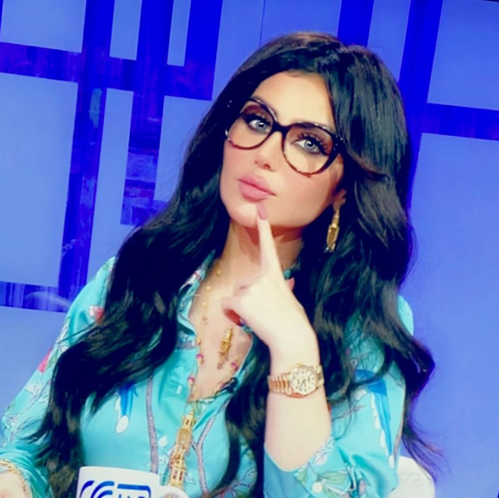 بالفيديو – حليمة بولند تستفز المتابعين مجدداً بلون فستانها الصارخ وقِصَره