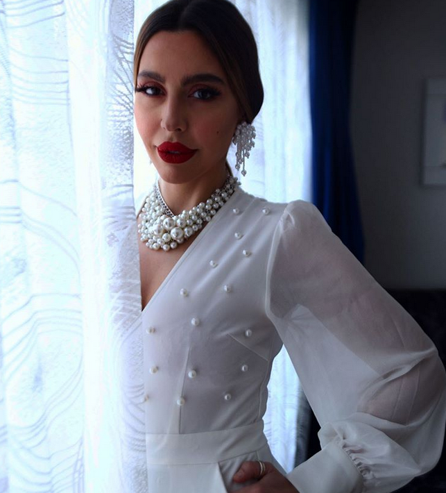 بالفيديو - ليلى اسكندر تثير الانتقادات بملابسها ورقصها في منتجع بحري في جدة