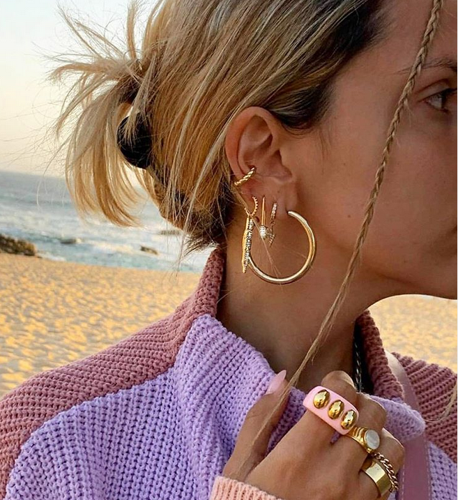 صيحة الأقراط  المتعددة عادت... هكذا تتبعينها بأناقة