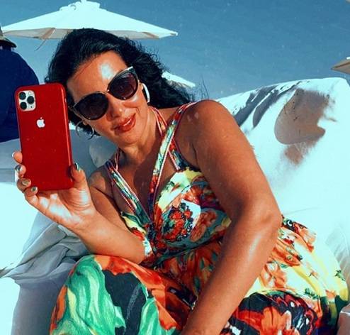 بالصور - سمية الخشاب تثير ضجة بإطلالة جريئة في حمّام السباحة