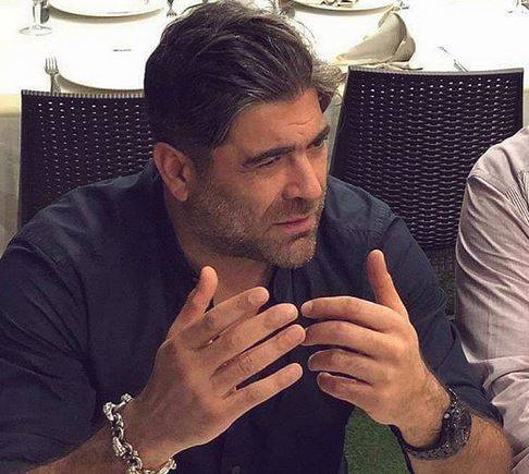 بالفيديو - محتجون يقطعون الطريق أثناء مرور وائل كفوري.. هذا رد فعله