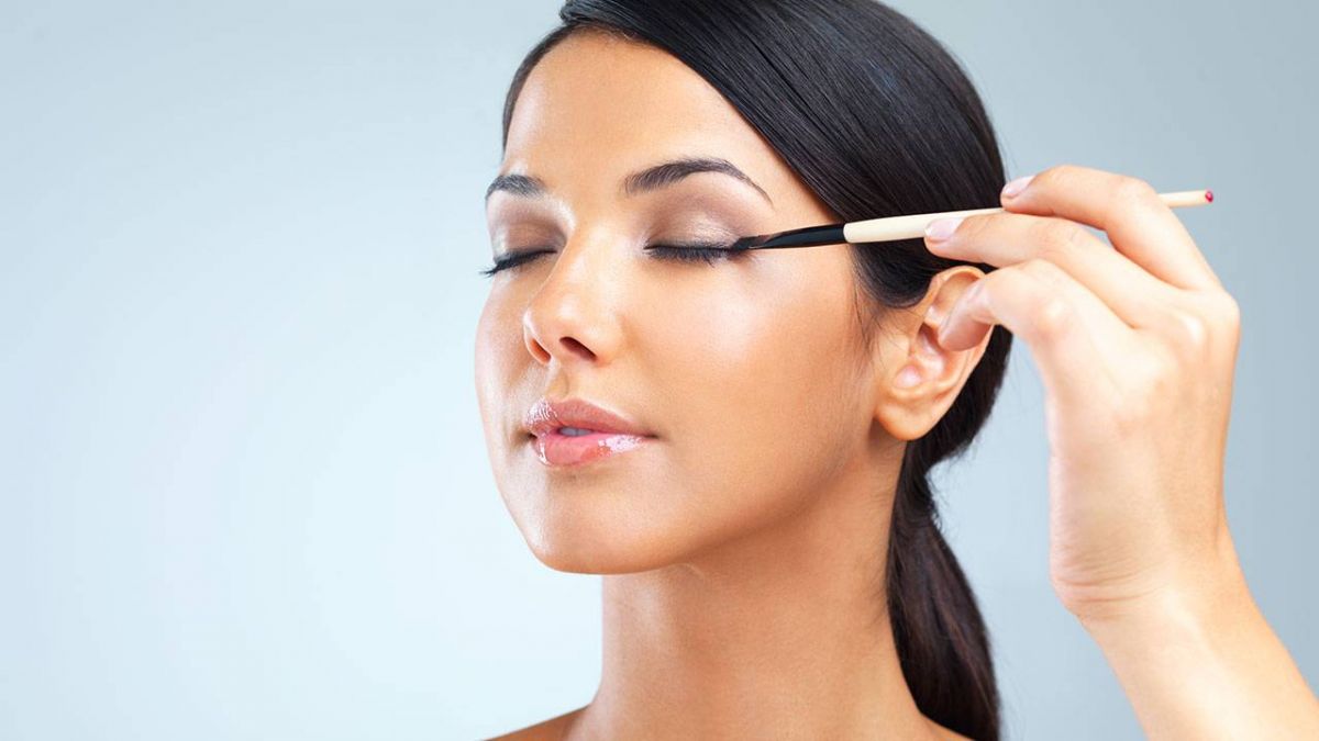 توقّفي عن رسم الآيلاينر على زاوية عينك الداخلية... هذا خطر