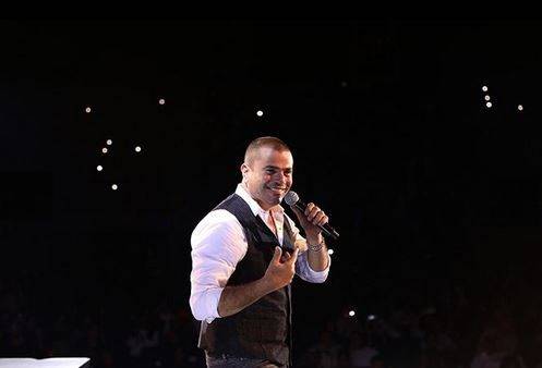 بالصور - عمرو دياب النجم الأكثر جرأة وحرية في إختيار الملابس