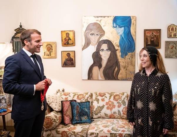 فنان مصري يخالف الآراء ويصف تكريم رئيس فرنسا لفيروز بالخبيث