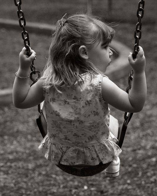 مأساة في لبنان.. طفلة تشنق نفسها بحبل الأرجوحة