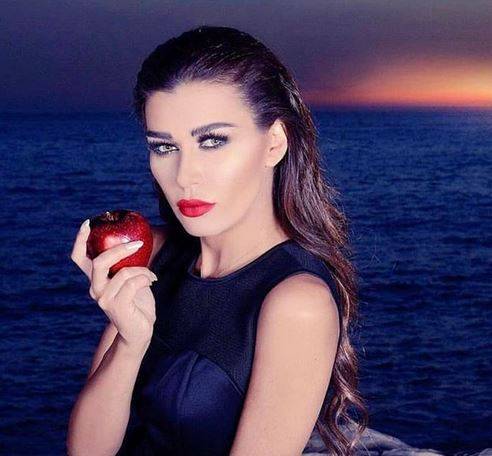 بالفيديو - مايوه وقالب حلوى خاص.. هكذا إحتفلت نادين الراسي بميلادها