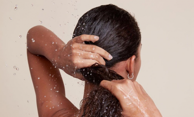 الماء البارد لغسل الشعر مفيد أم لا؟ إليك الحقيقة