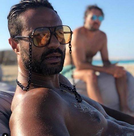 كريم فهمي يفضح أحد متابعيه بسبب مضايقته له