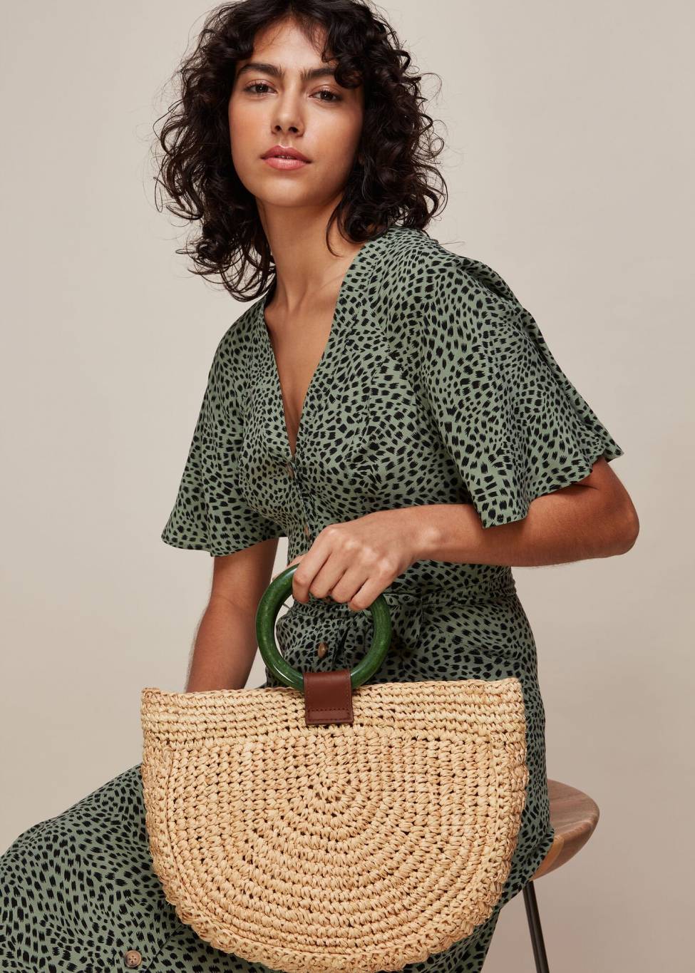 3 إطلالات تنسقين معها الحقيبة السلة بأناقة لافتة