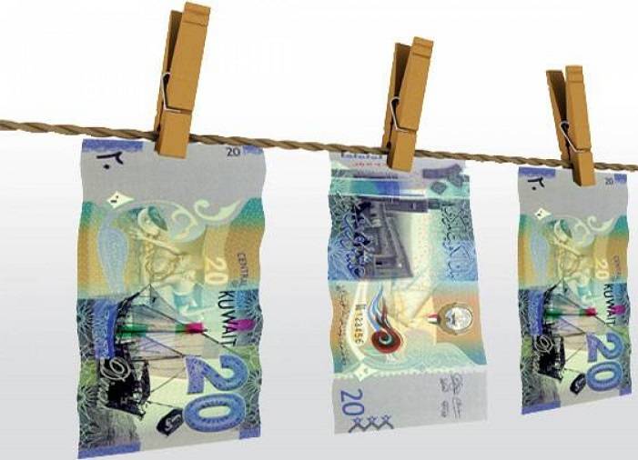 بالفيديو – إحدى شهيرات غسل الأموال تثير الجدل بالحجاب وروب الاستحمام