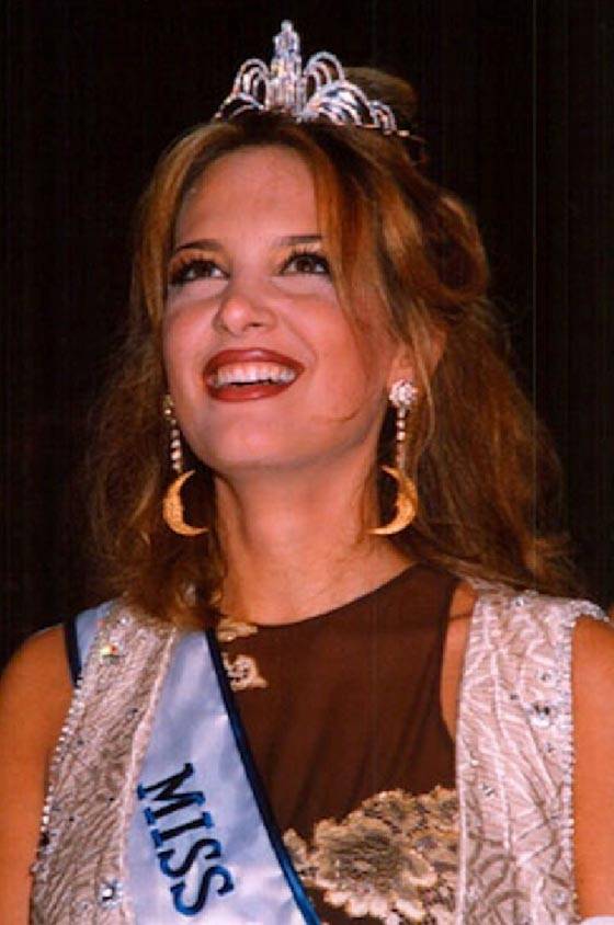 بعد 25 عاماً على انتخابها ملكة جمال لبنان هل يظهر التقدم في السن على وجه دينا عازار؟