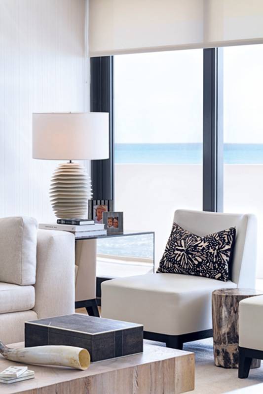 شقة في «ميامي بيتش» فلوريدا: عدالة «جمالية» بين الأسود والأبيض