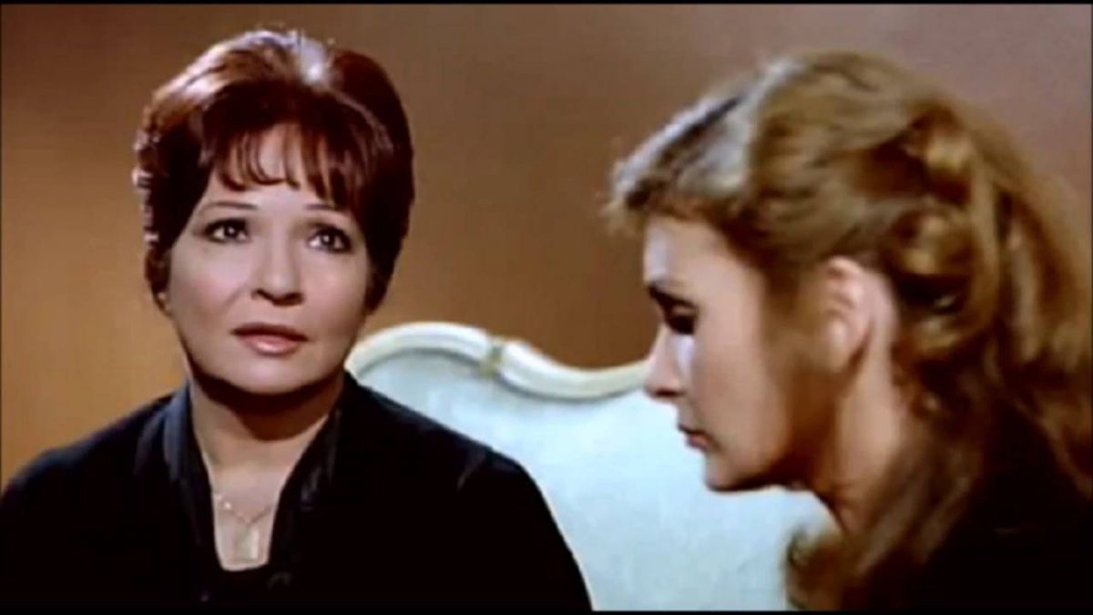 صورة نادرة - شادية تهدي يسرا باقة من الورود في حفل زفافها