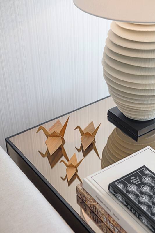 تفصيل من طاولة جانبية في الصالون ملبّسة بالمرايا