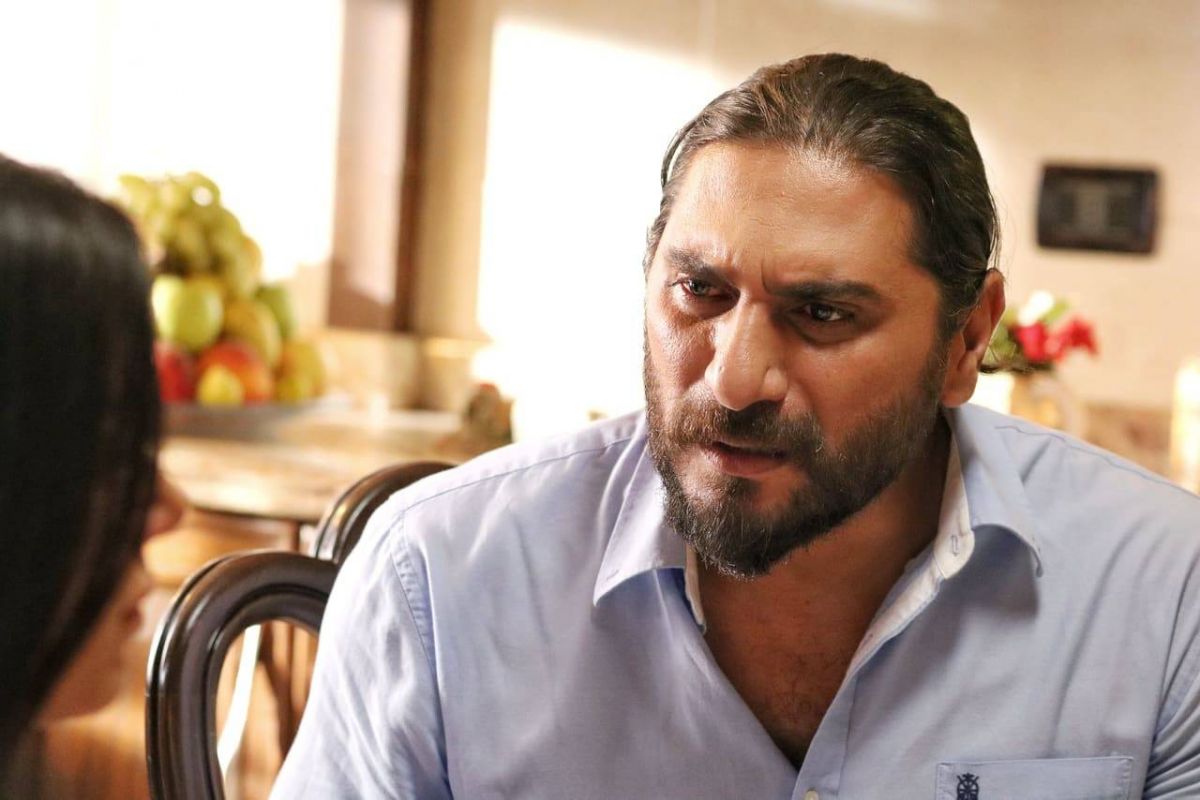 بالصور - نضال نجم يثير الجدل بشعره الطويل وجديلته في 