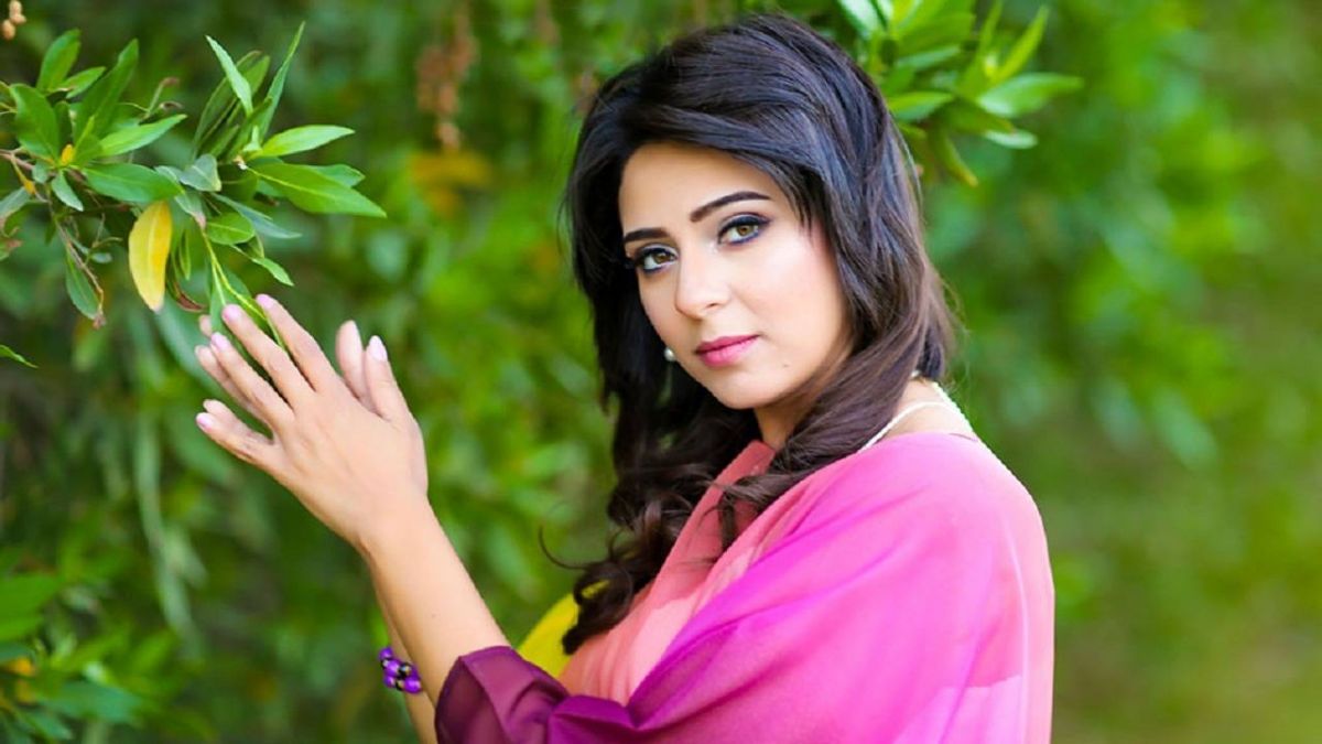 نورهان تكشف قصة وضعها وشماً على كتفها