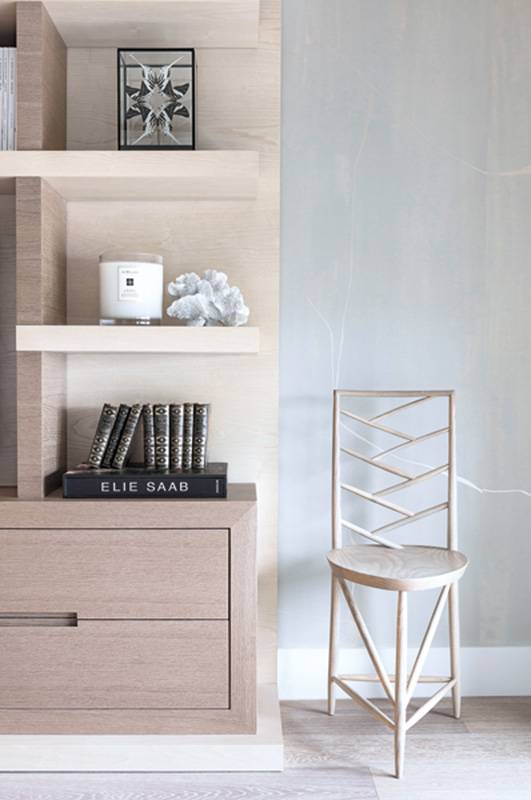 كرسي طريف من «بورتا رومانا» إلى جانب المكتبة في غرقة النوم الرئيسة