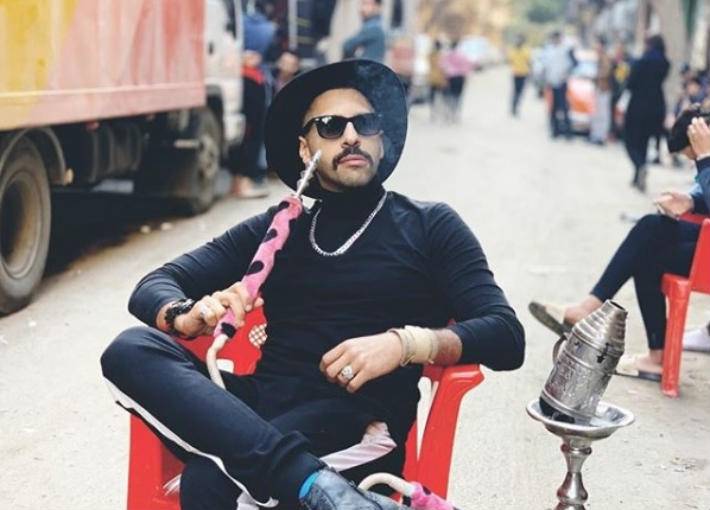 بالفيديو - هكذا استعان ممثل شاب بعمرو دياب لإجراء أشعة