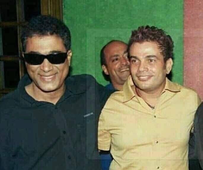 في صورة قديمة – شاهدوا كيف احتل أحمد زكي مكان عمرو دياب وغنى على المسرح