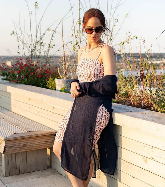 بالصورة – نور عمرو دياب تلفت الأنظار بتعليق على صورة جريئة لأختيها