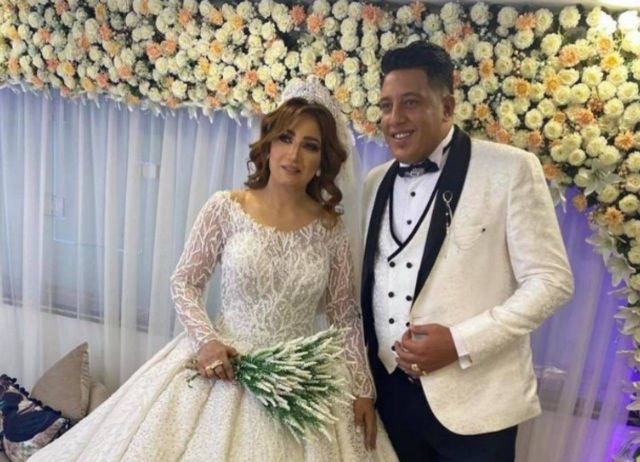 بالصور - حمو بيكا يفاجئ زوجته في حفل زفافهما بسيارة جديدة