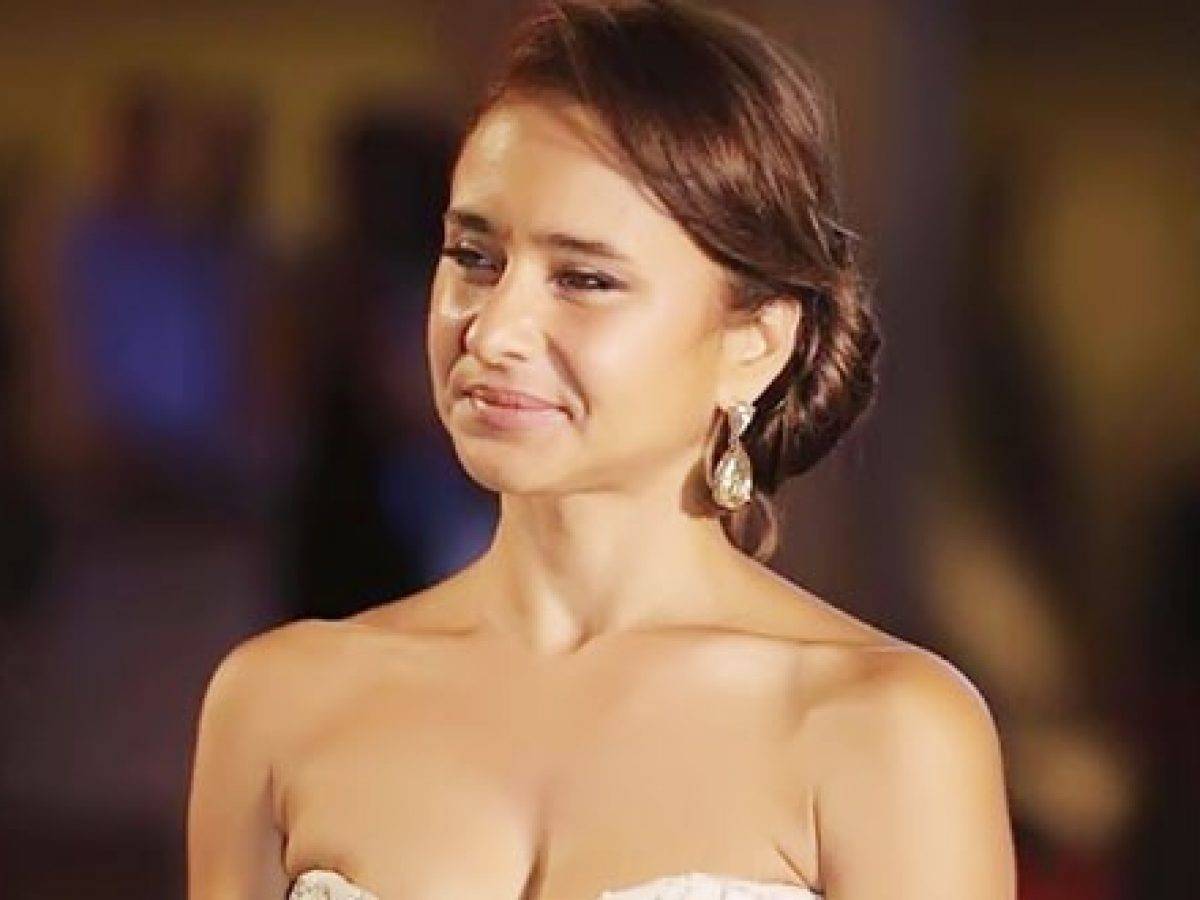 بالفيديو - في وداع الصيف.. نيللي كريم ترقص على أنغام تتر مسلسلها حول حمام السباحة