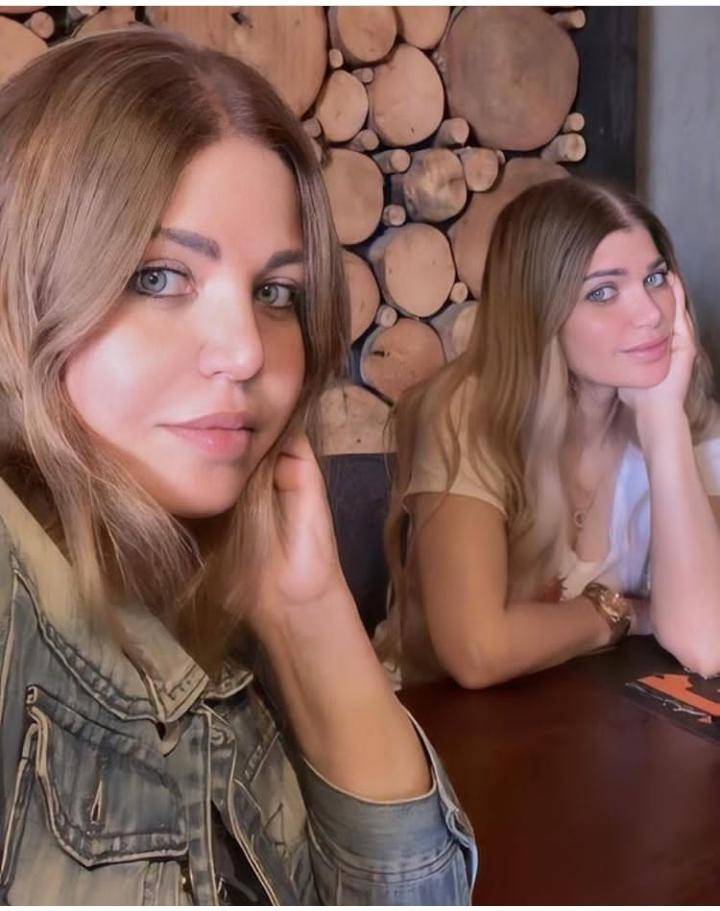 الشبه الكبير بين ياسمين الخطيب وشقيقتها نسرين يثير حيرة الجمهور