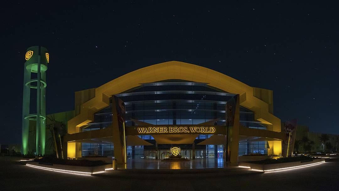 معالم جزيرة ياس تتزين باللون الأخضر احتفاءً باليوم الوطني السعودي