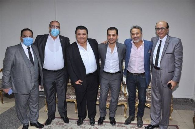 مجدي صبحي وإيهاب فهمي وخالد جلال مع بعض الحضور في تأبين محمود رضا