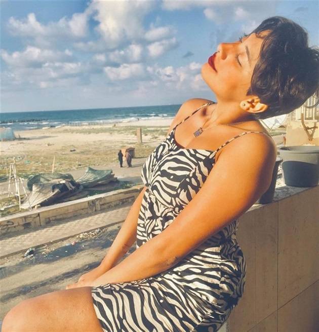 بالفيديو - الظهور الأول لمنة عبد العزيز بعد اغتصابها