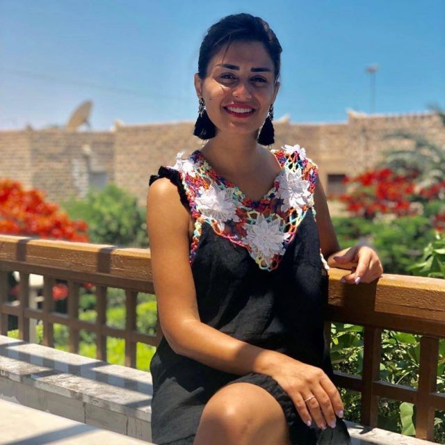 بالفيديو - أكلة كشري صباحية لمنة فضالي في الشارع: 