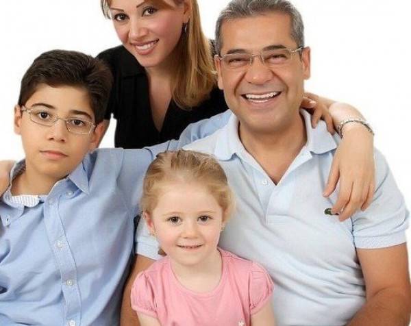 مصطفى الآغا ومي الخطيب وطفلاهما 