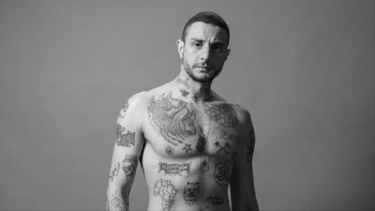 أحمد الفيشاوي يتحدّى بتصريح غريب عن ولعه بالوشم: 