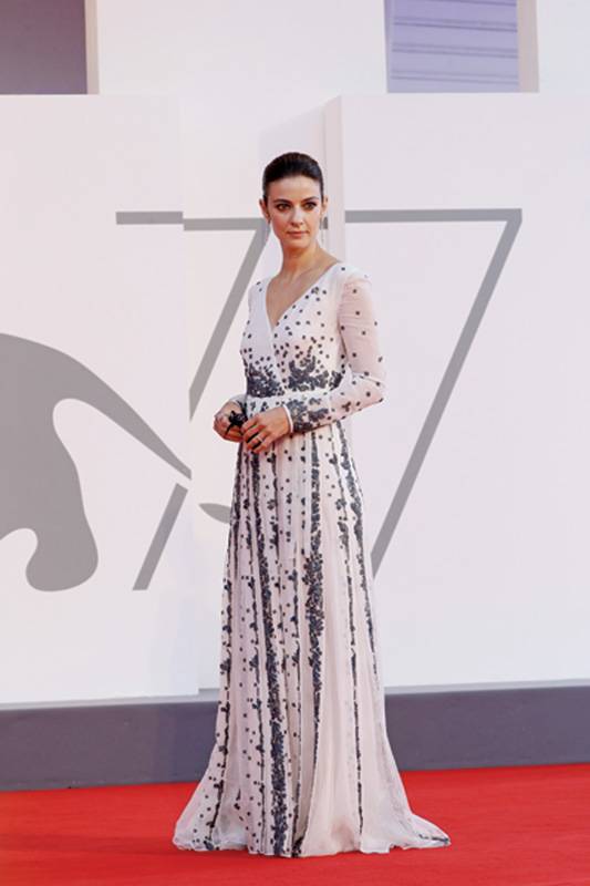 أناقة النجمات على سجادة مهرجان البندقية السينمائي الـ77 تتحدّى كورونا